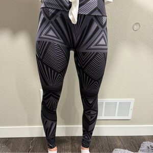 K-DEER Black & Gray Chevron Leggings